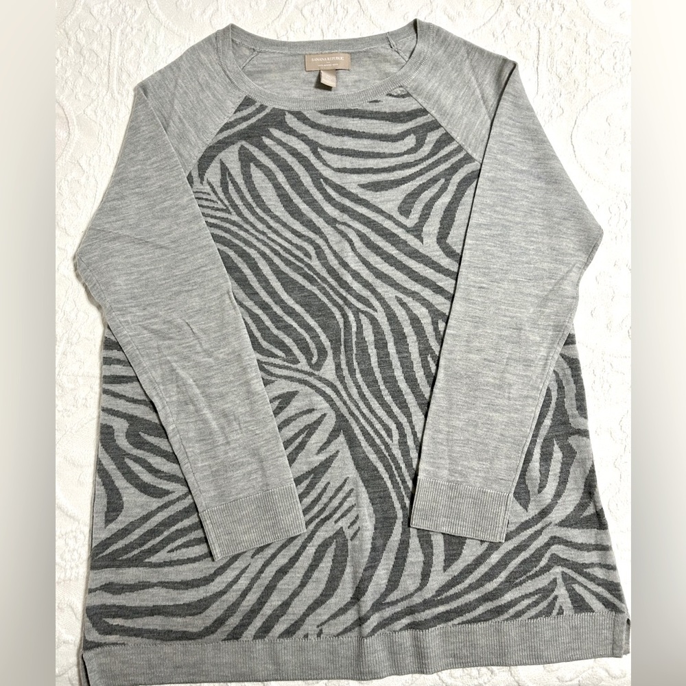 Banana Republic XL Ladies Gray Animal Print Sweater